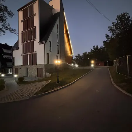 Yellow Moon Borovi *